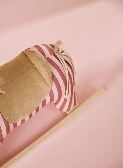 Hobbelpaard Mila – Clay Pink Stripe – FSC-gecertificeerd hout - Kid's Concept