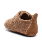 Baby Wool Camel – Wool baby booties – Bisgaard: three-quarter back view of the bootie.
