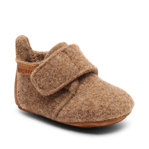 Baby Wool Camel – Wool baby booties – Bisgaard: three-quarter front view of the bootie with hook-and-loop strap.