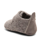 Baby Wool Grey – Wool baby booties – Bisgaard: three-quarter back view of the bootie.