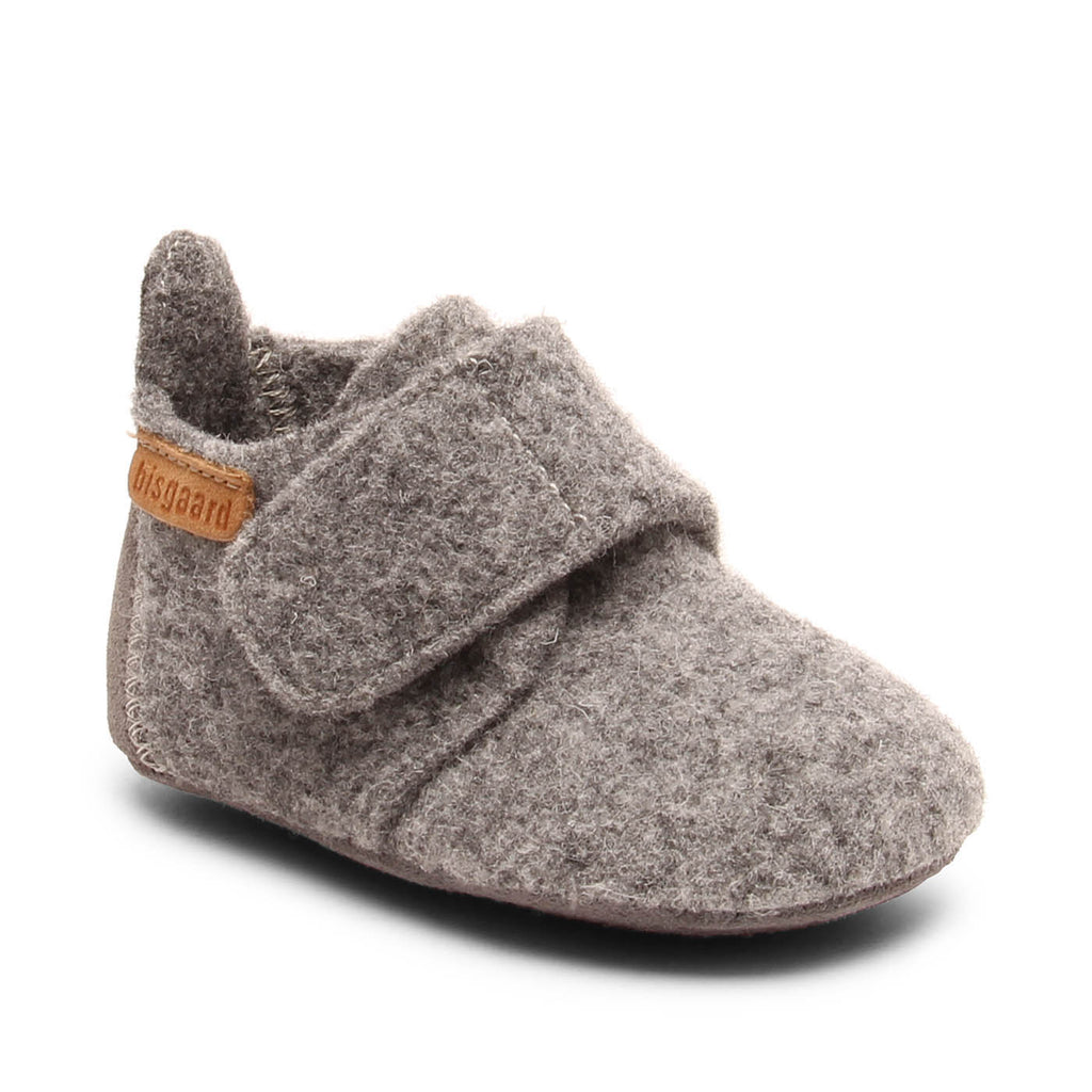 Baby Wool Grey – Wool baby booties – Bisgaard: three-quarter front view of the bootie with hook-and-loop strap.