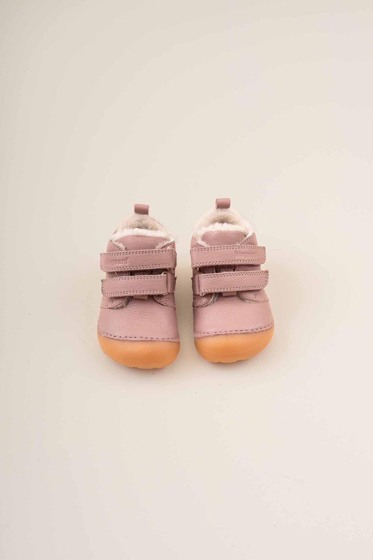 Barefoot Carter Lamb – Rose – Bisgaard: two shoes side by side.