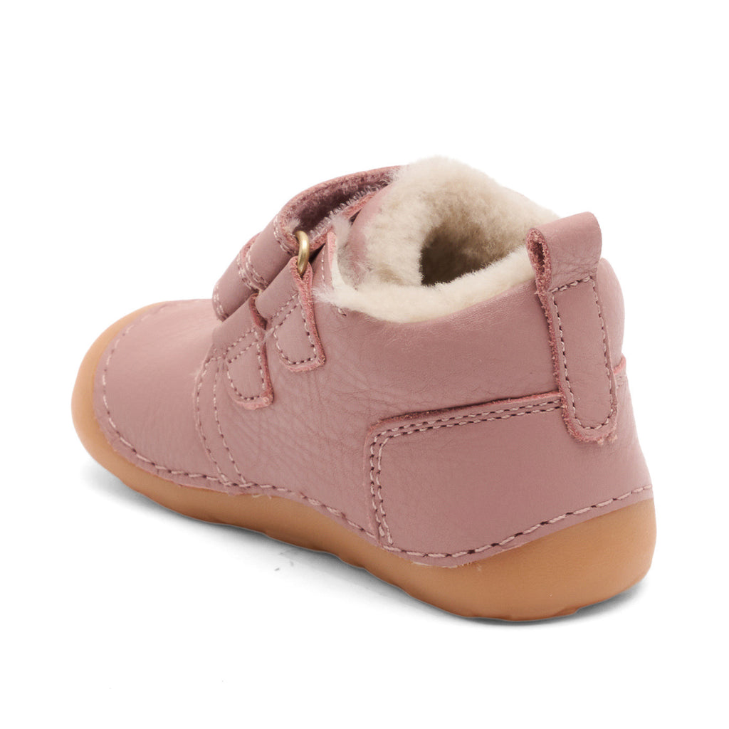 Barefoot Carter Lamb – Rose – Bisgaard: three-quarter back view of the shoe.