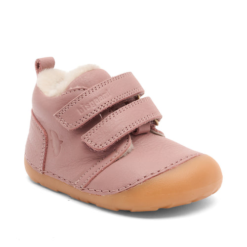 Barefoot Carter Lamb – Rose – Bisgaard: three-quarter front view of the shoe with hook-and-loop straps.