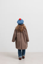 Muts met pompom - Alexo - Merinowol - MarMar Copenhagen - sfeerbeeld met meisje - achteraanzicht