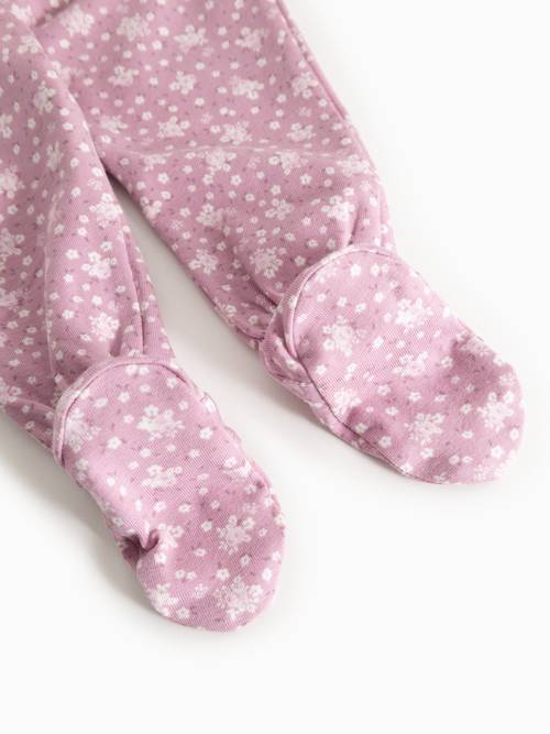 Dormeuse avec pieds – Rubetta Lit de Rose – MarMar Copenhagen : détail des pieds et du motif floral de la grenouillère.