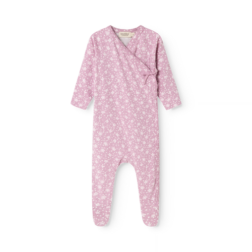 Dormeuse avec pieds – Rubetta Lit de Rose – MarMar Copenhagen : vue avant de la grenouillère rose avec pieds et motif floral.