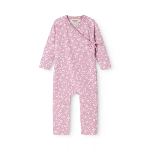 Combinaison pyjama Rula – Lit de Rose – MarMar Copenhagen : vue avant de la grenouillère avec fermeture croisée.