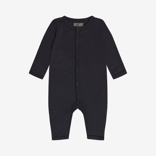 Combinaison Dark Navy – TENCEL™ & laine mérinos – Huttelihut : vue de face de la combinaison bleu foncé boutonnée.