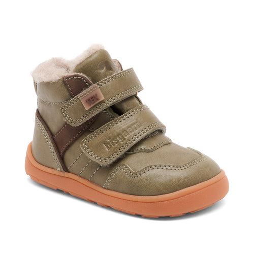 Barefoot Becky TEX Winter Shoe – Sage – Bisgaard: angled front view of shoe with hook-and-loop closures.