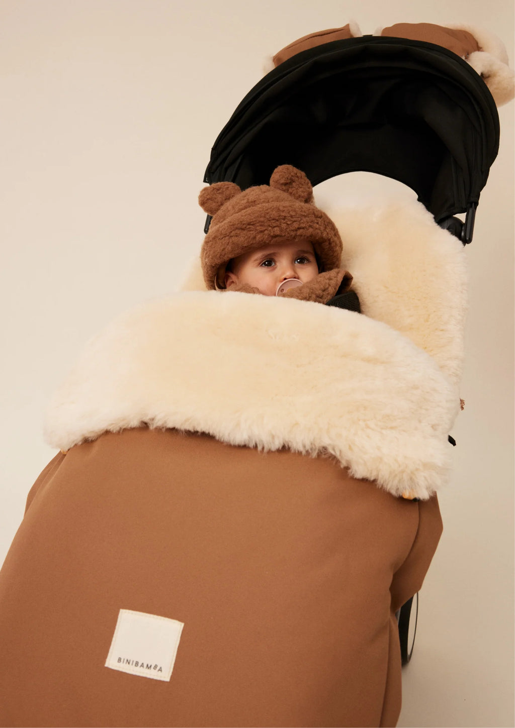 Bruno Buggy Mittens – Kinderwagen-Handwärmer aus Merino-Lammfell – BINIBAMBA