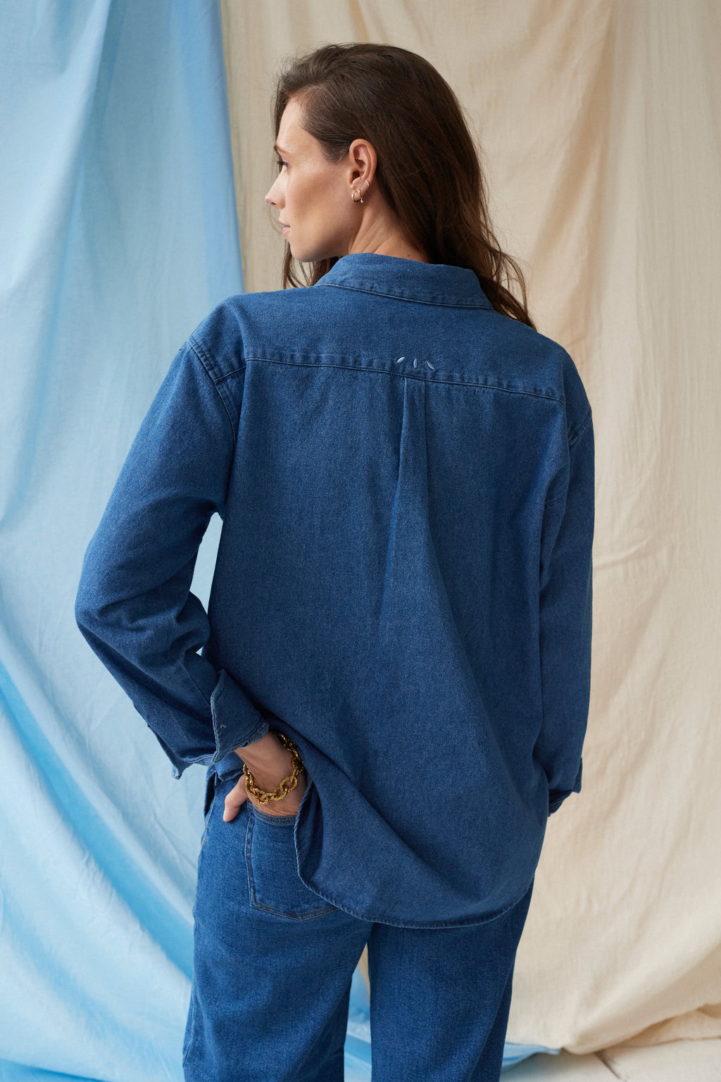 The Shirt Dark Denim – Chemise de grossesse oversize – 100 % coton – Zips invisibles – Atelier Melon