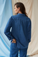 The Shirt Dark Denim – Chemise de grossesse oversize – 100 % coton – Zips invisibles – Atelier Melon