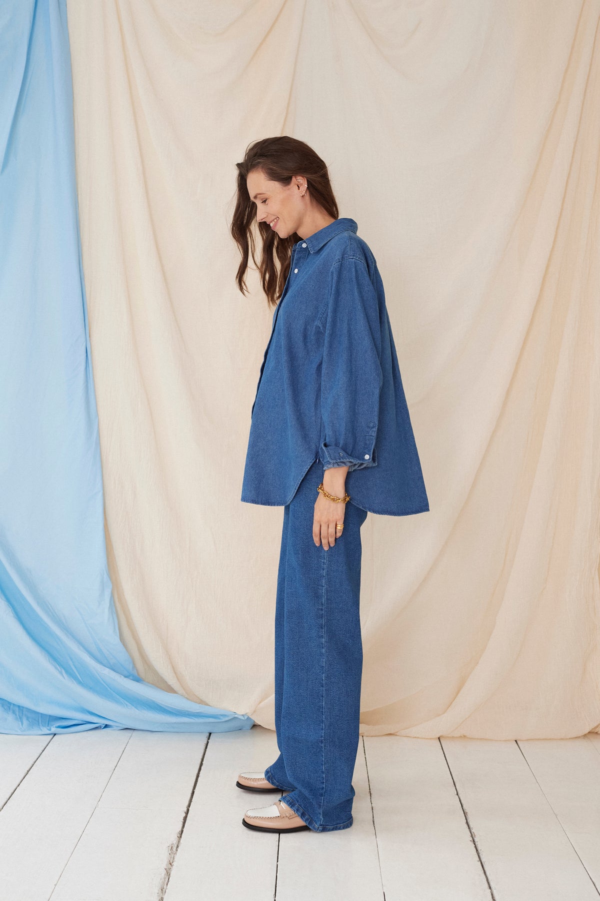 The Shirt Dark Denim – Chemise de grossesse oversize – 100 % coton – Zips invisibles – Atelier Melon