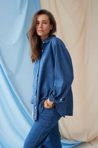 The Shirt Dark Denim – Chemise de grossesse oversize – 100 % coton – Zips invisibles – Atelier Melon