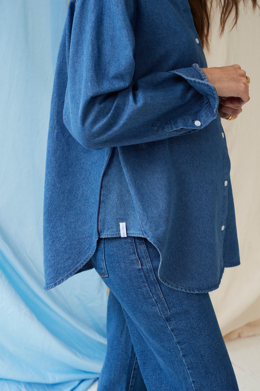 The Shirt Dark Denim – Chemise de grossesse oversize – 100 % coton – Zips invisibles – Atelier Melon
