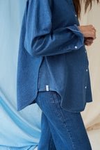 The Shirt Dark Denim – Chemise de grossesse oversize – 100 % coton – Zips invisibles – Atelier Melon