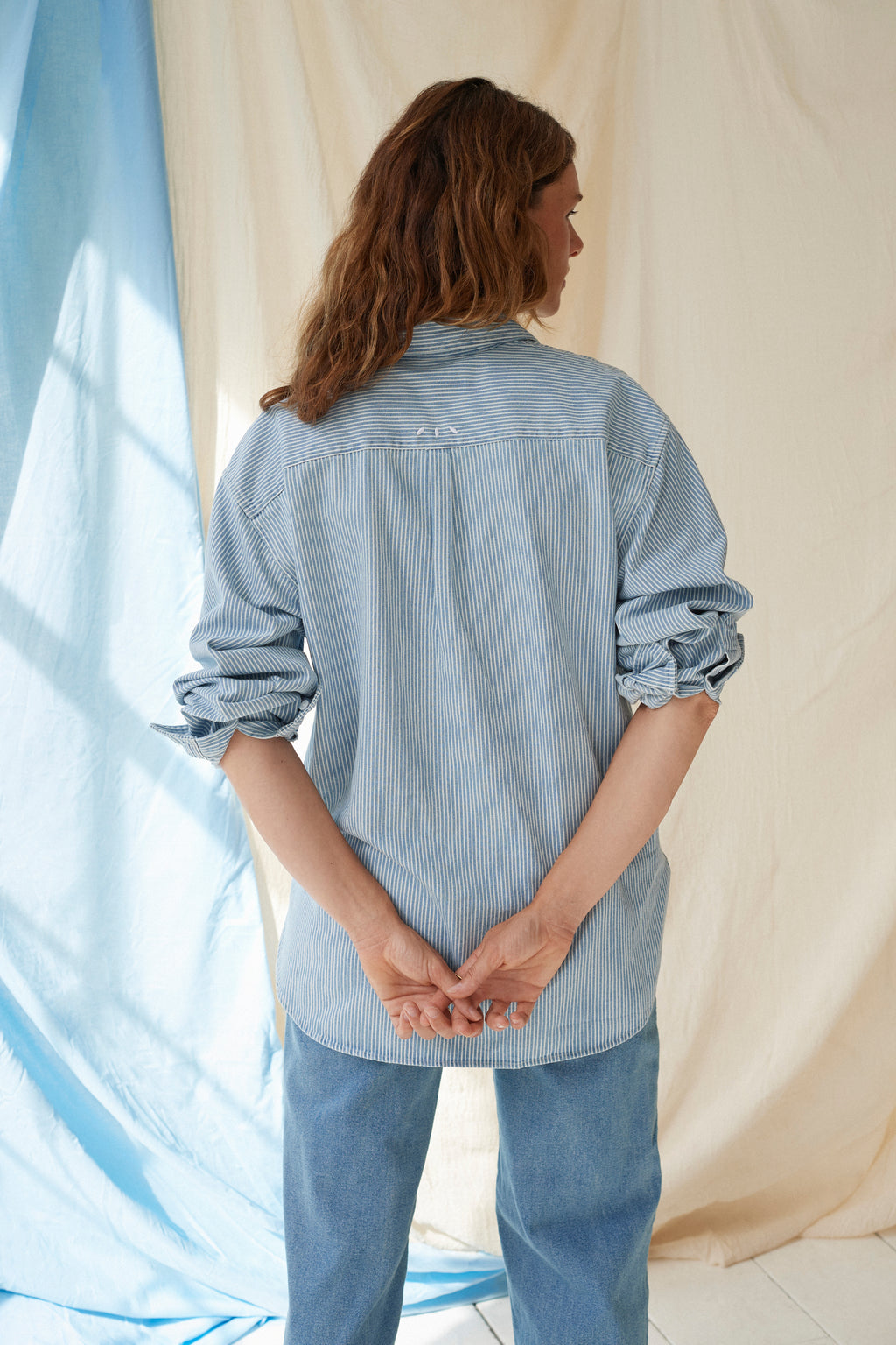 The Shirt Stripe Denim – Gestreifte Oversized-Umstandsbluse – 100% Baumwolle – Verdeckte Reißverschlüsse – Atelier Melon