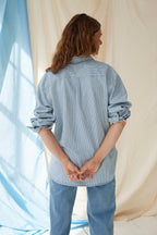The Shirt Stripe Denim – Gestreifte Oversized-Umstandsbluse – 100% Baumwolle – Verdeckte Reißverschlüsse – Atelier Melon