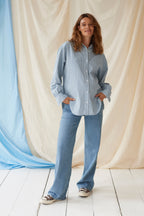 The Shirt Stripe Denim – Gestreifte Oversized-Umstandsbluse – 100% Baumwolle – Verdeckte Reißverschlüsse – Atelier Melon