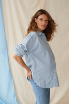 The Shirt Stripe Denim – Gestreifte Oversized-Umstandsbluse – 100% Baumwolle – Verdeckte Reißverschlüsse – Atelier Melon