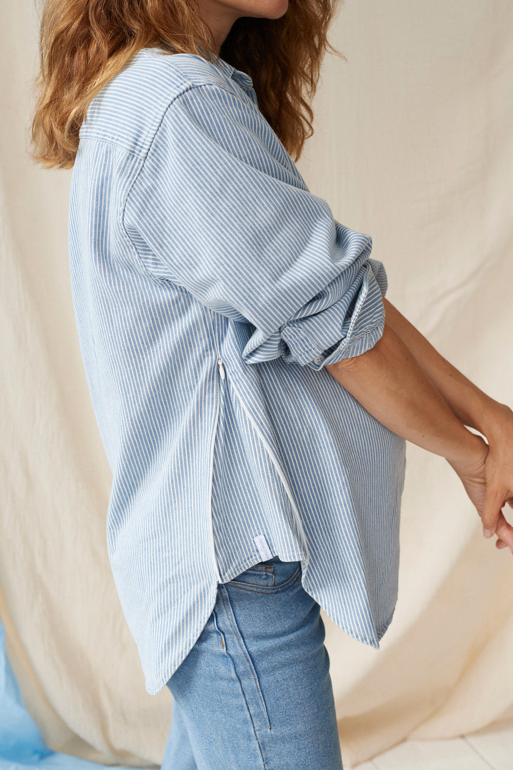 The Shirt Stripe Denim – Gestreifte Oversized-Umstandsbluse – 100% Baumwolle – Verdeckte Reißverschlüsse – Atelier Melon
