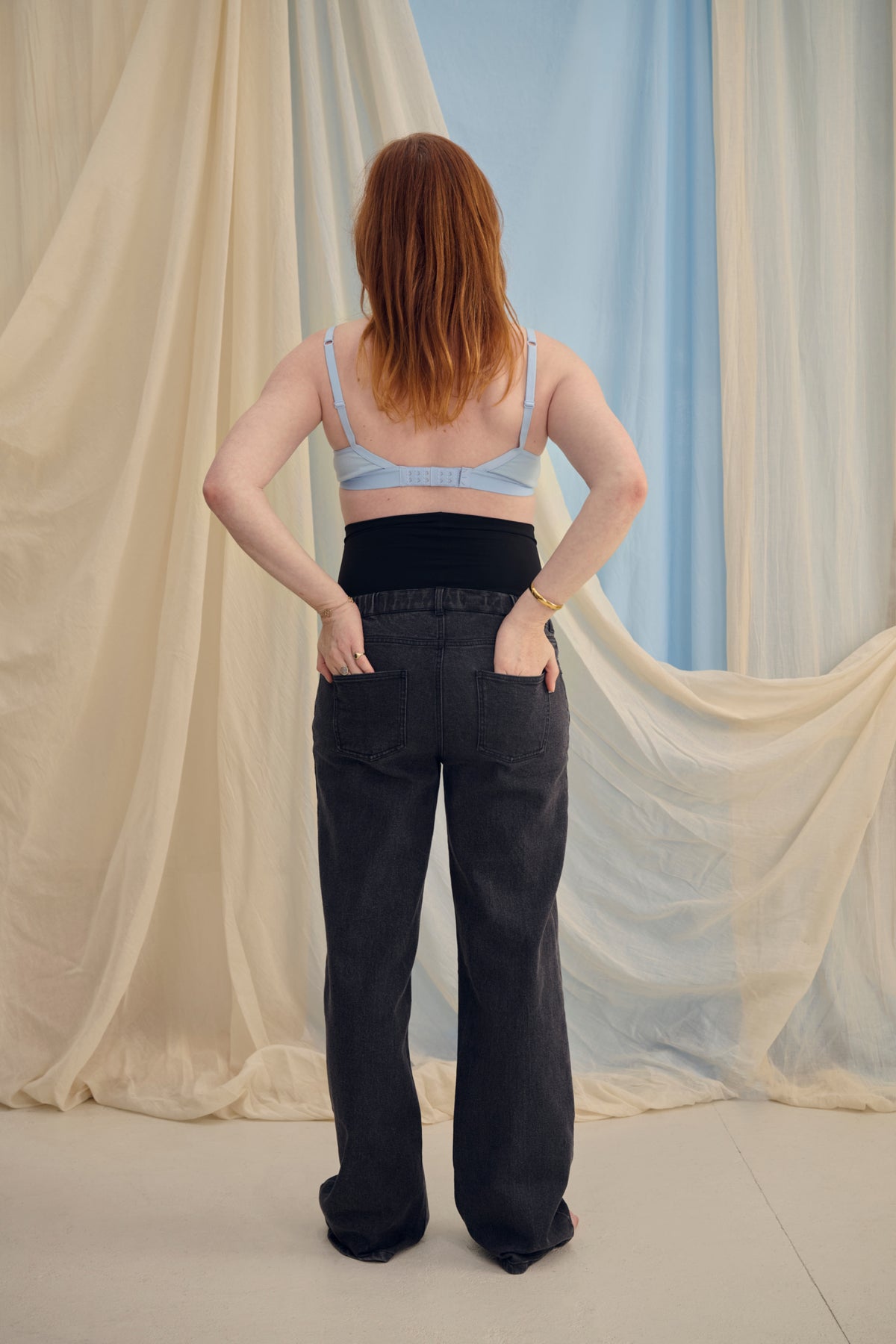 The Wide Jeans Black – Jean large de grossesse noir – Bandeau ajustable – Atelier Melon