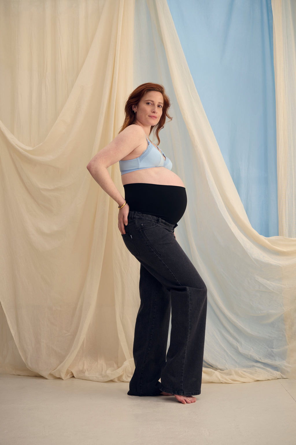 The Wide Jeans Black – Schwarze weite Umstandsjeans – Verstellbares Bauchband – Atelier Melon