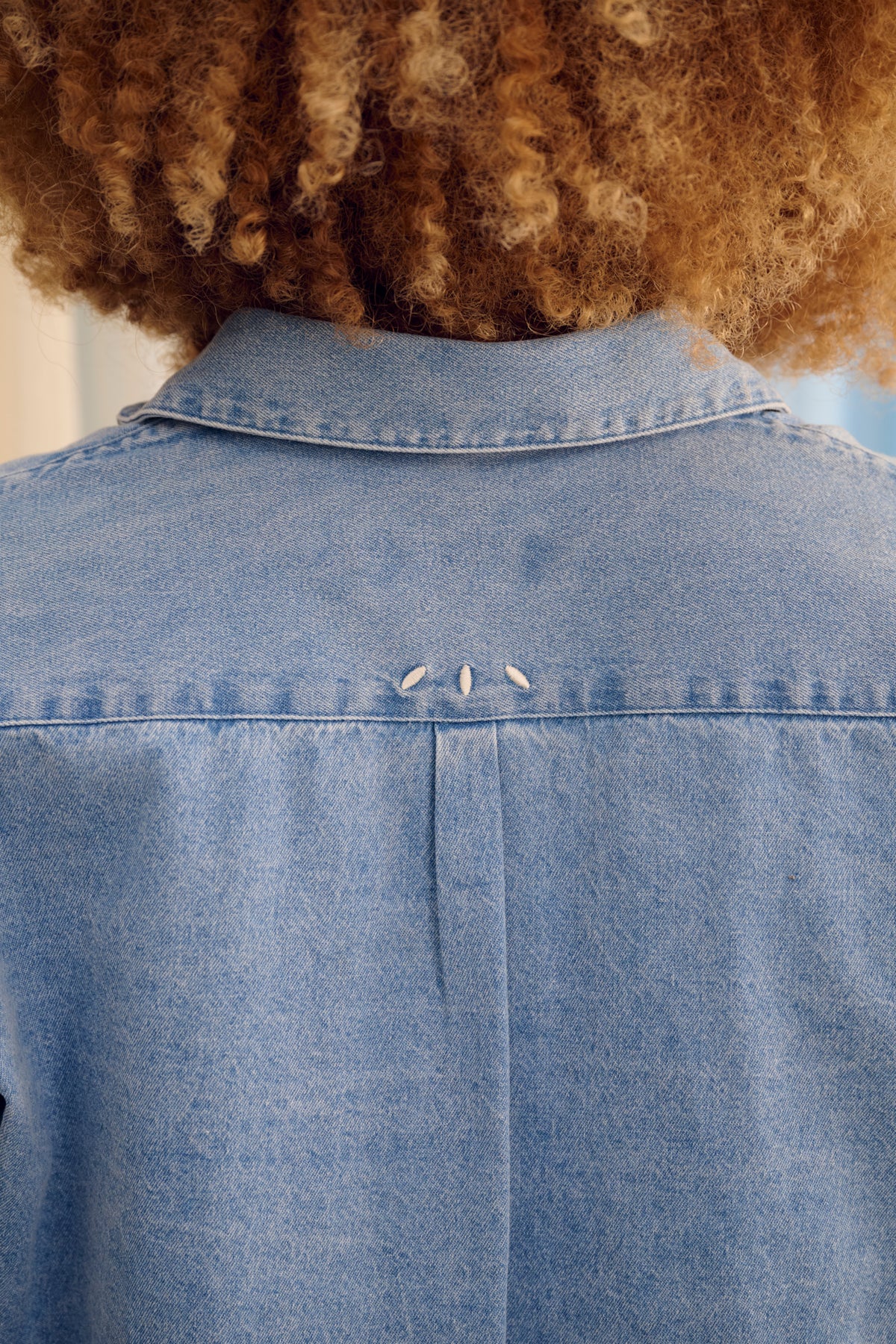 The Shirt Light Denim – Chemise de grossesse oversize – 100 % coton – Zips invisibles – Atelier Melon