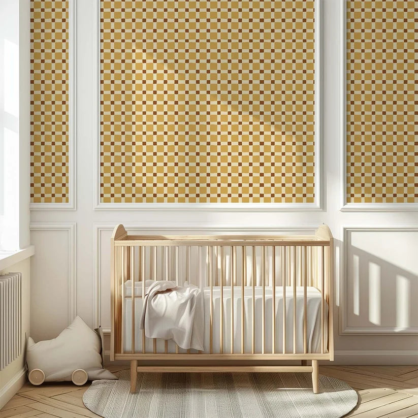 Geblokt Quilt Okergeel – Atelier Chien: behang in een kinderkamer met een houten ledikant.