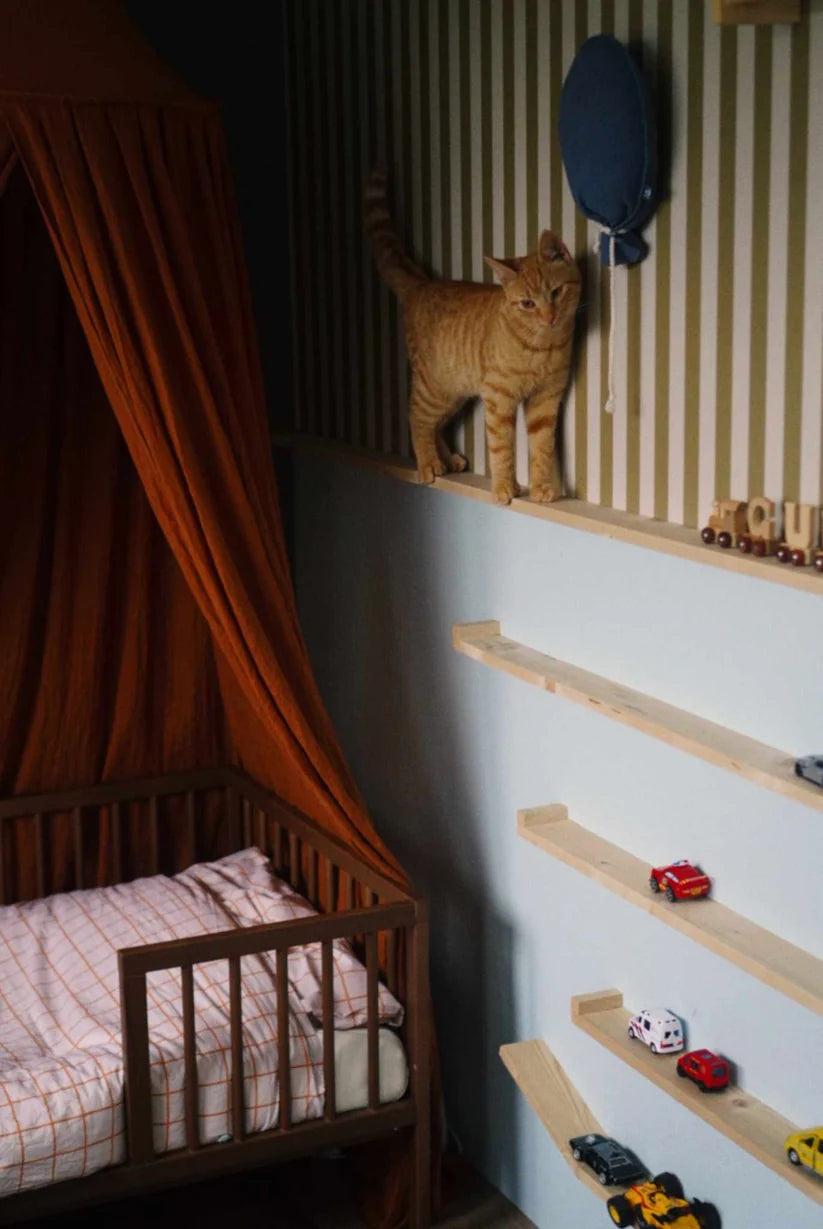 Smalle Strepen Olijfgroen – Gestreept vliesbehang voor de baby- en kinderkamer – Atelier Chien