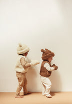 Milk Mittens – Wool mittens with cord – BINIBAMBA: two children wearing the mittens.