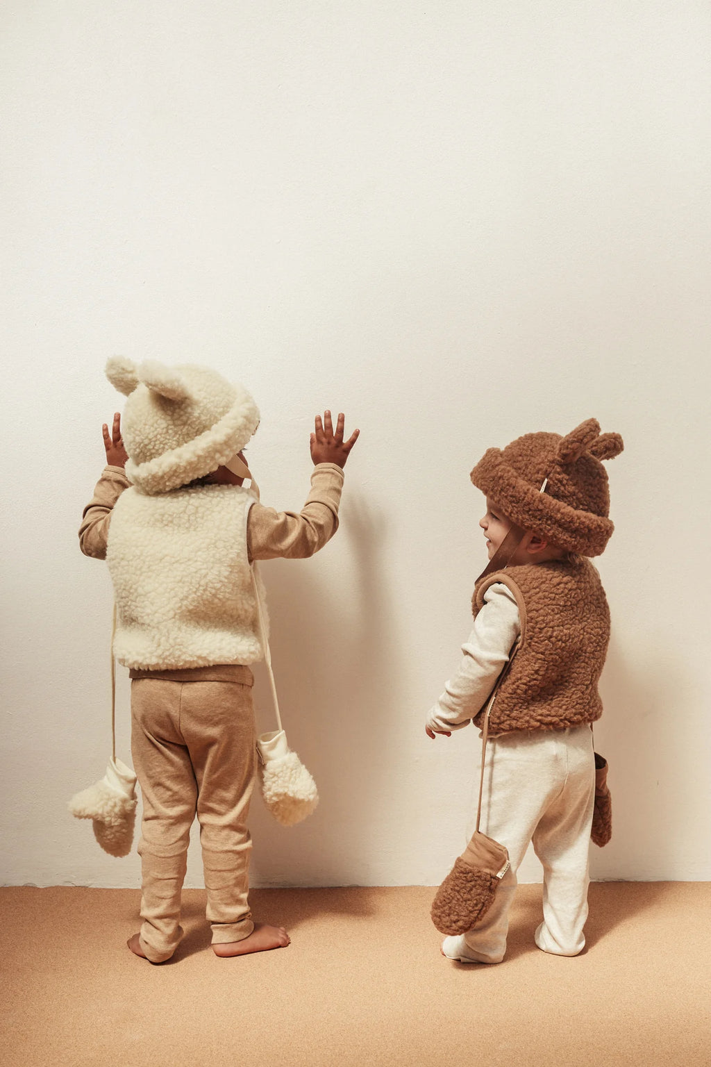 Milk Mittens – Wool mittens with cord – BINIBAMBA: two children wearing the mittens.