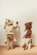 Milk Mittens – Wool mittens with cord – BINIBAMBA: two children wearing the mittens.