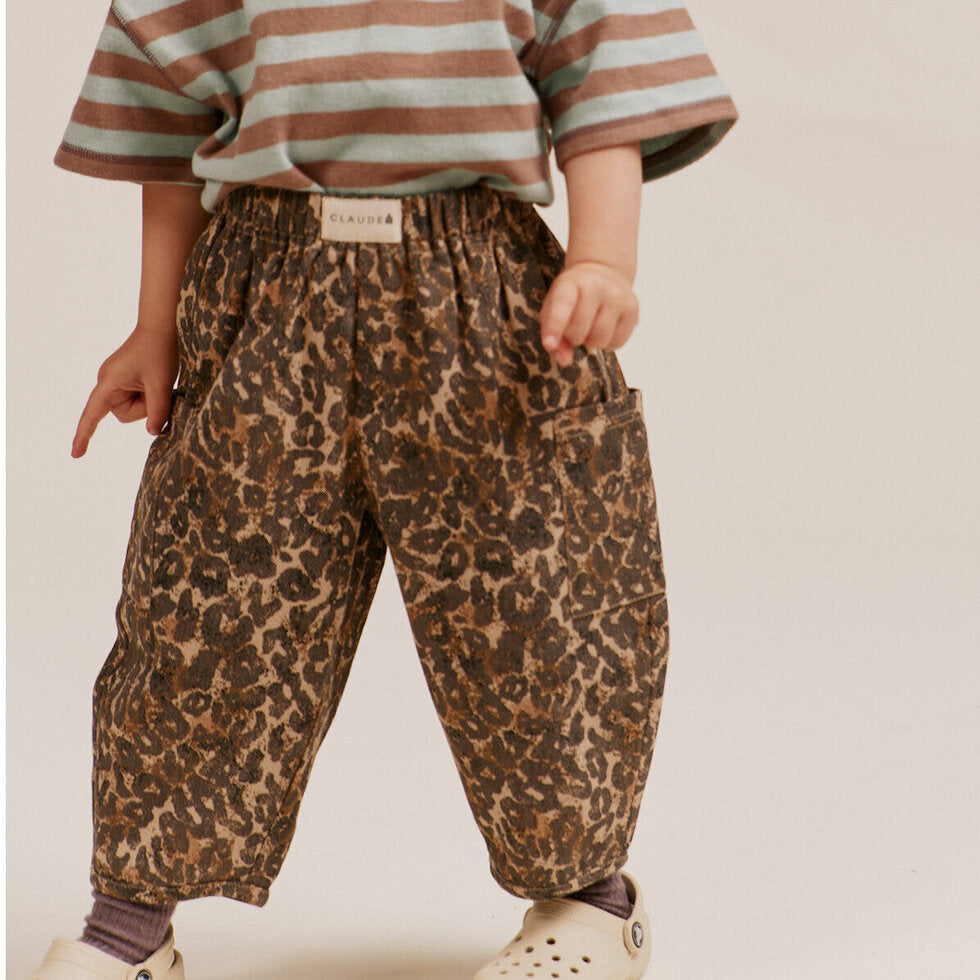 Emerson Leopard Trouser – Oversized Hose mit Leoprint – 100% Bio-Baumwolle – Claude & Co