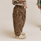 Emerson Leopard Trouser – Oversized Hose mit Leoprint – 100% Bio-Baumwolle – Claude & Co