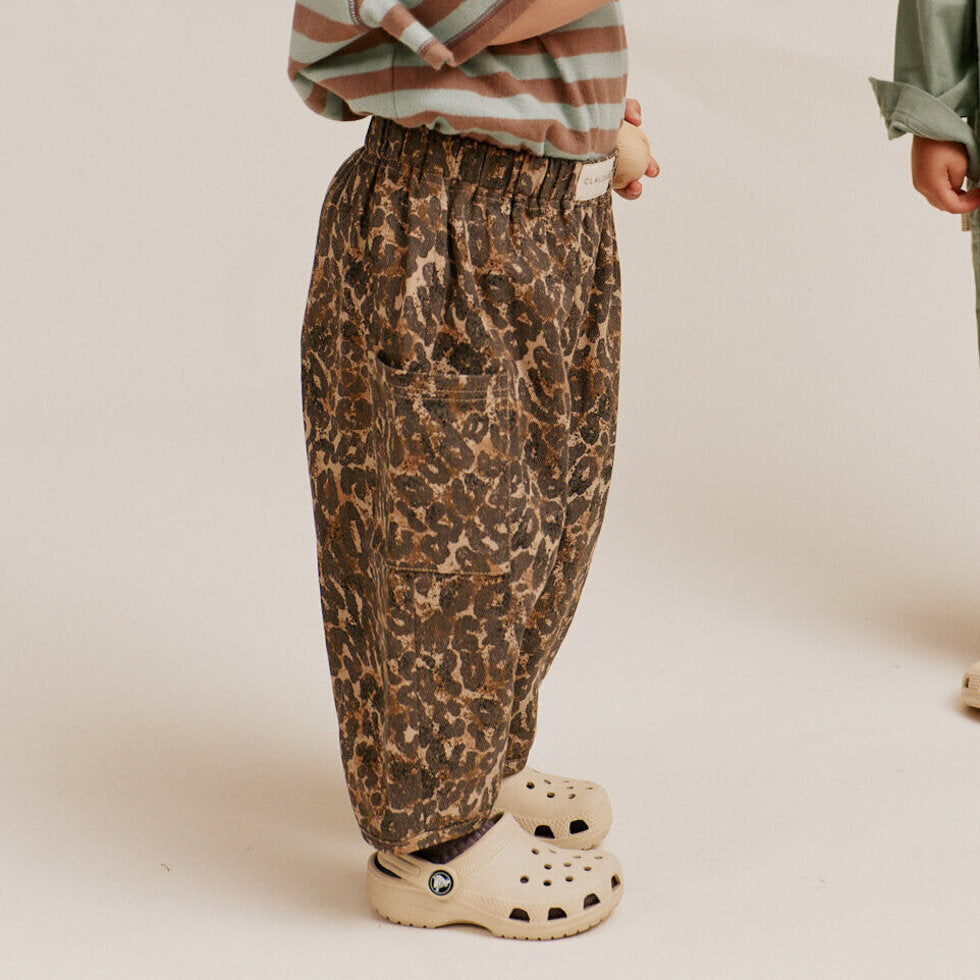 Emerson Leopard Trouser – Oversized Hose mit Leoprint – 100% Bio-Baumwolle – Claude & Co