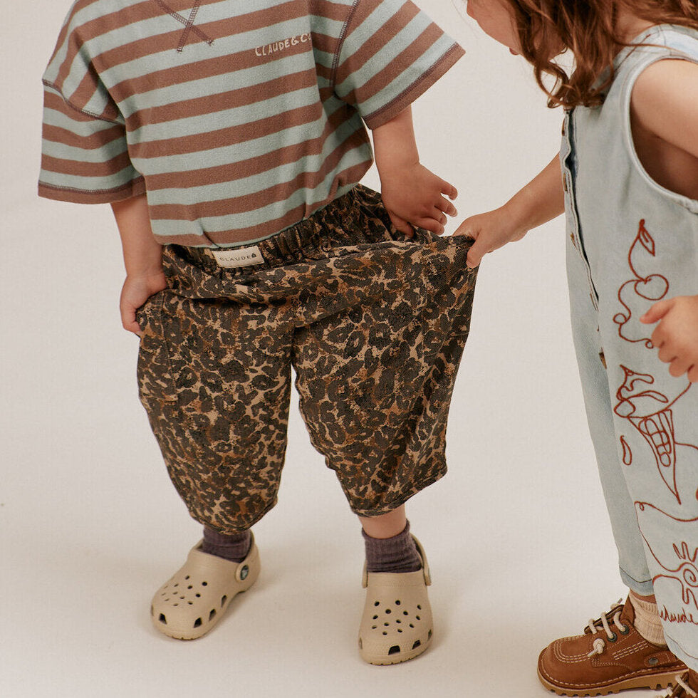 Emerson Leopard Trouser – Oversized Hose mit Leoprint – 100% Bio-Baumwolle – Claude & Co