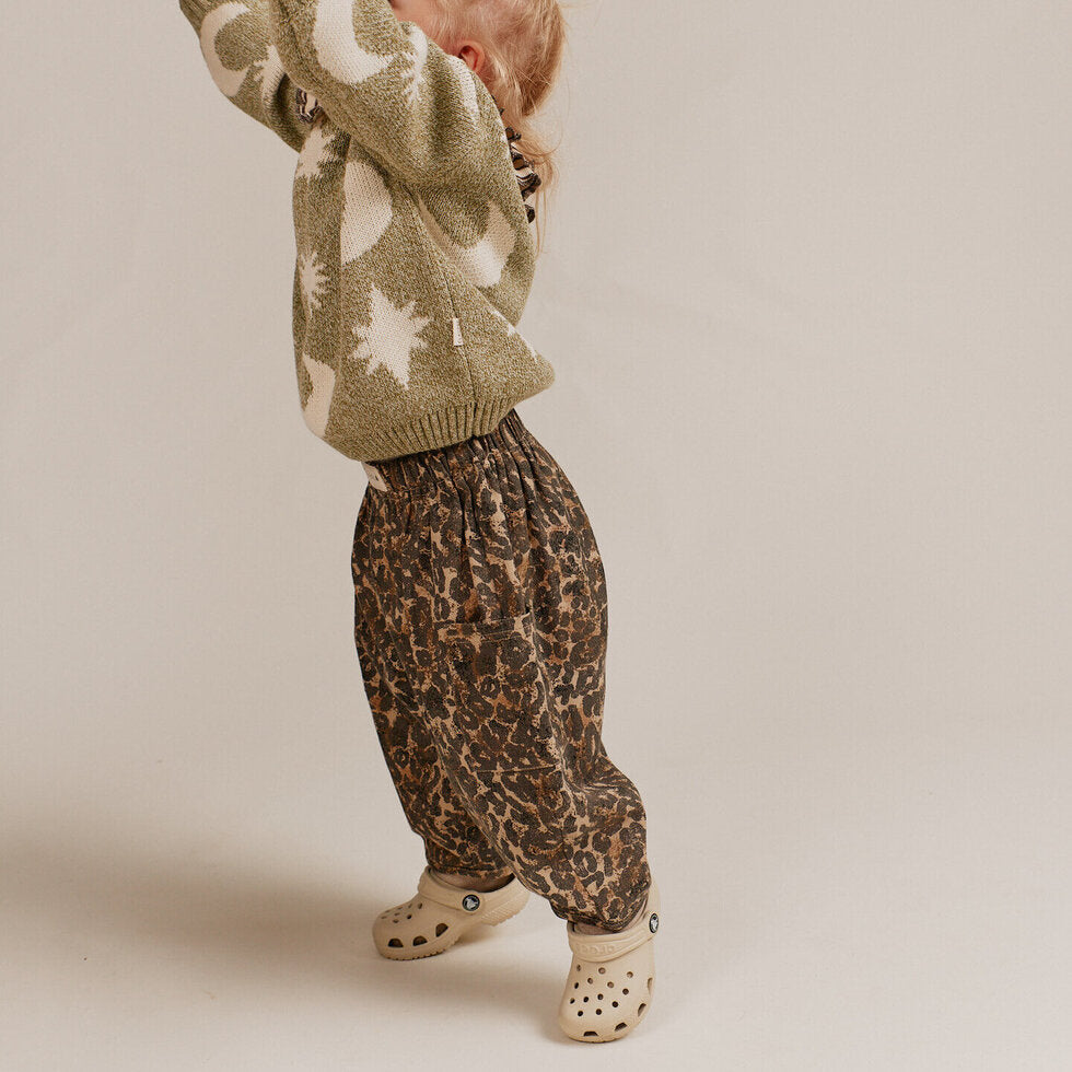 Emerson Leopard Trouser – Oversized Hose mit Leoprint – 100% Bio-Baumwolle – Claude & Co