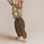 Emerson Leopard Trouser – Oversized Hose mit Leoprint – 100% Bio-Baumwolle – Claude & Co