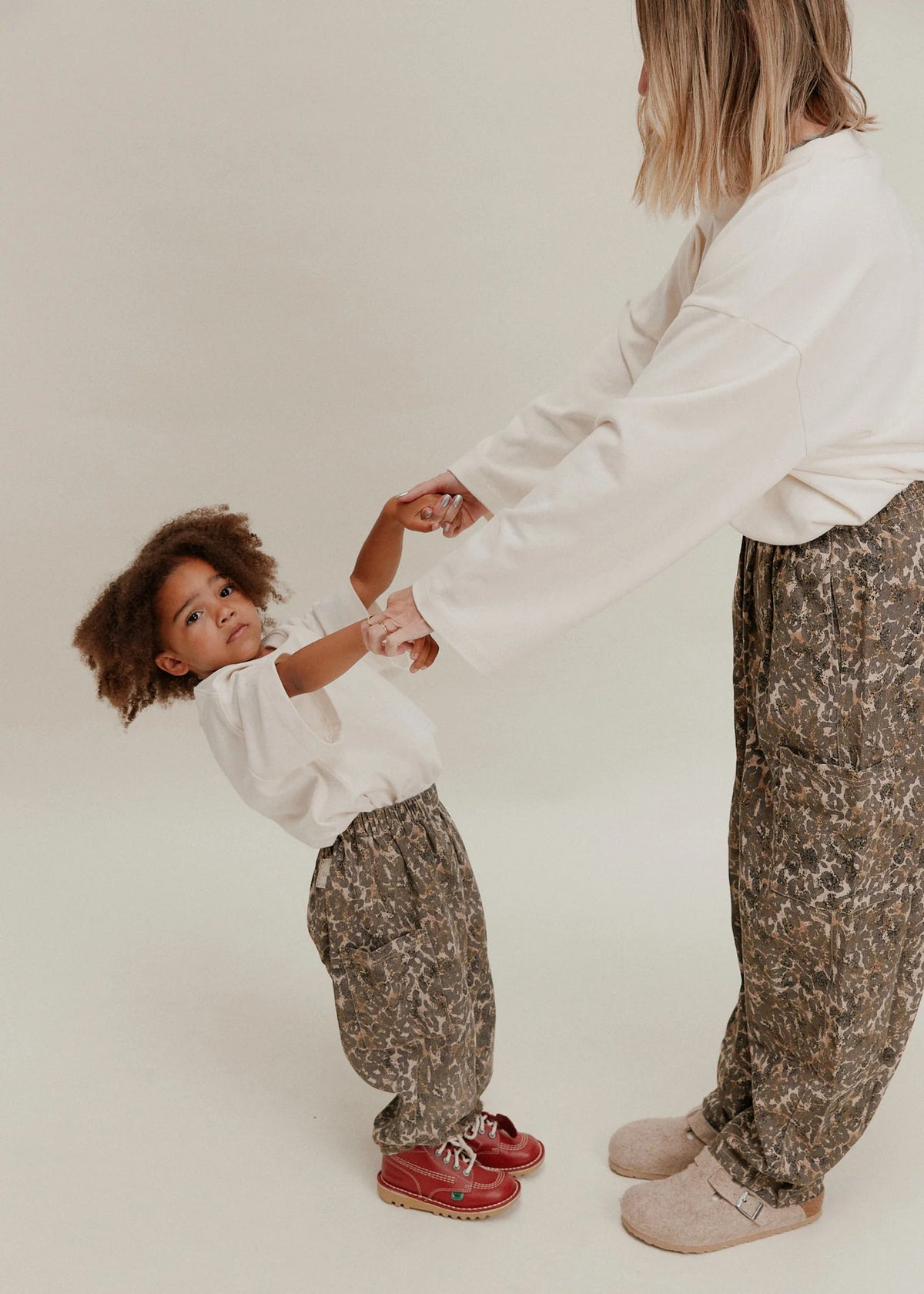 Emerson Leopard Trouser – Oversized Hose mit Leoprint – 100% Bio-Baumwolle – Claude & Co