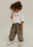 Emerson Leopard Trouser – Oversized Hose mit Leoprint – 100% Bio-Baumwolle – Claude & Co