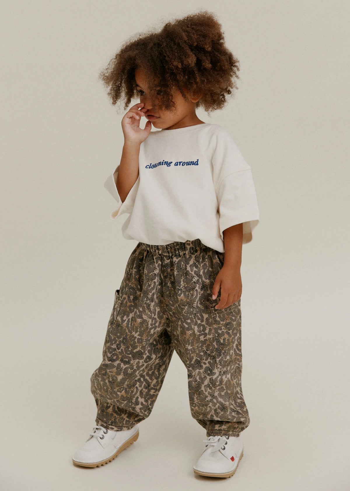 Emerson Leopard Trouser – Oversized Hose mit Leoprint – 100% Bio-Baumwolle – Claude & Co