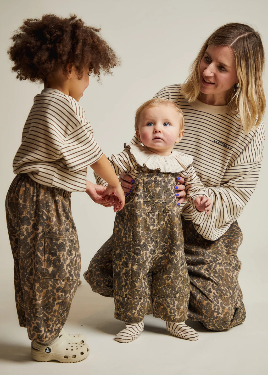 Emerson Leopard Trouser – Oversized Hose mit Leoprint – 100% Bio-Baumwolle – Claude & Co