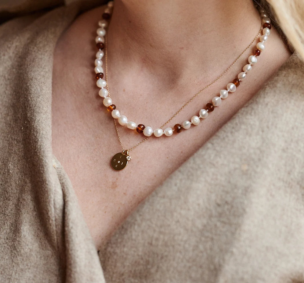 Pearly Caramel Adult Necklace – Women's necklace with freshwater pearls and caramel amber – Nirrimis