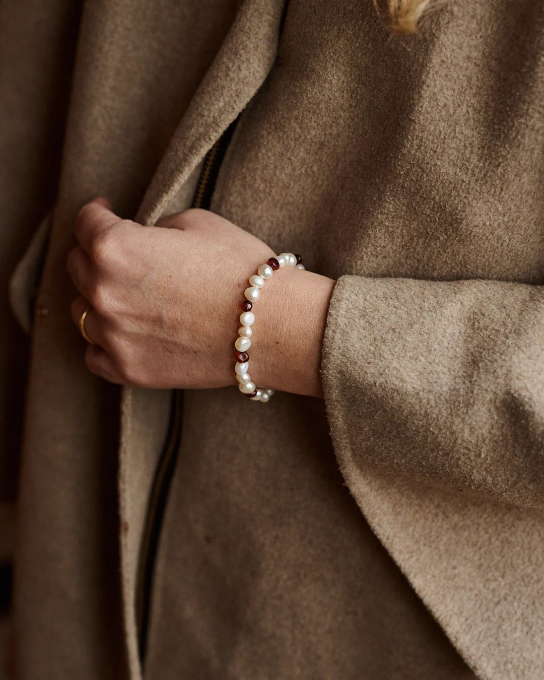 Pearly Caramel Bracelet – Bracelet pour femme avec perles d'eau douce et ambre caramel – Nirrimis