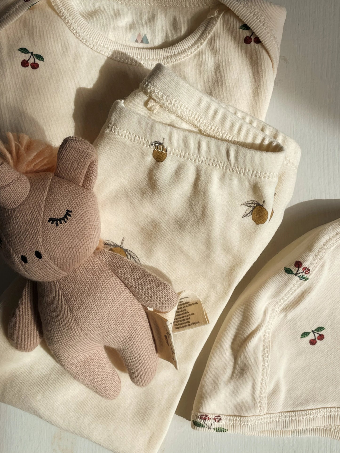 Mini Eenhoorn - Zacht knuffeltje met belletje - Biologisch katoen - Konges Sløjd - sfeerbeeld