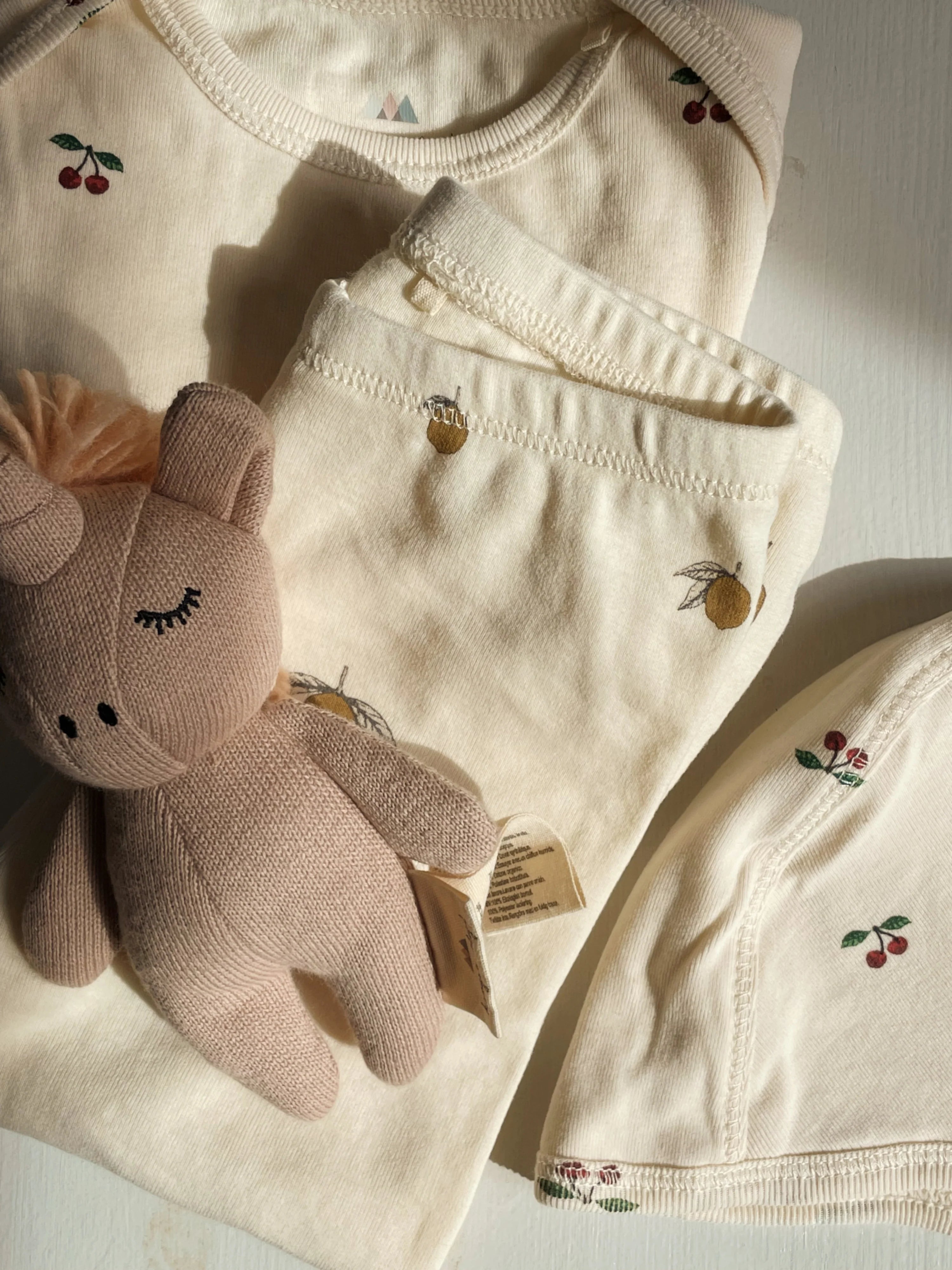Mini Eenhoorn - Zacht knuffeltje met belletje - Biologisch katoen - Konges Sløjd - sfeerbeeld