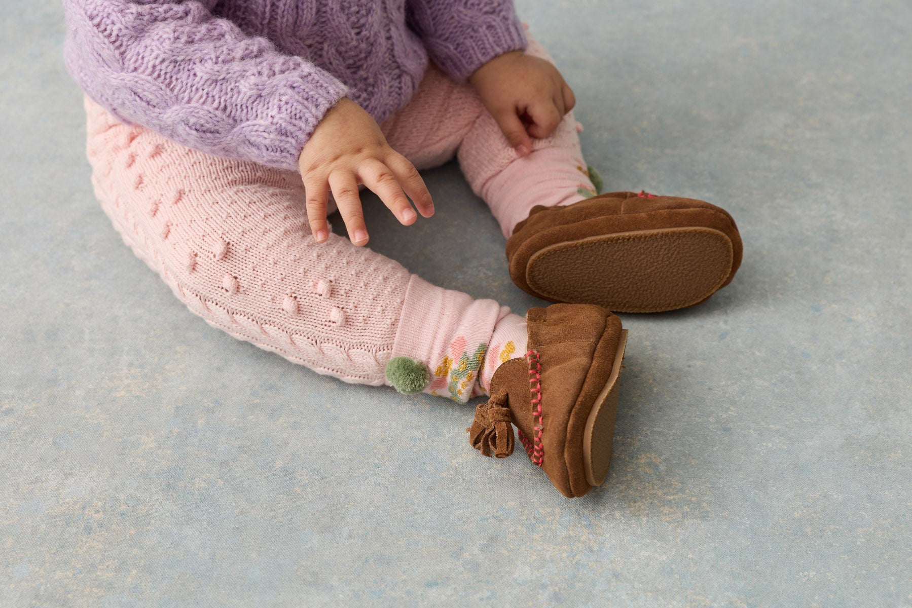 Baby slofjes Samsam - Suède leer - Tan - Louise Misha - productfoto - afbeelding 3