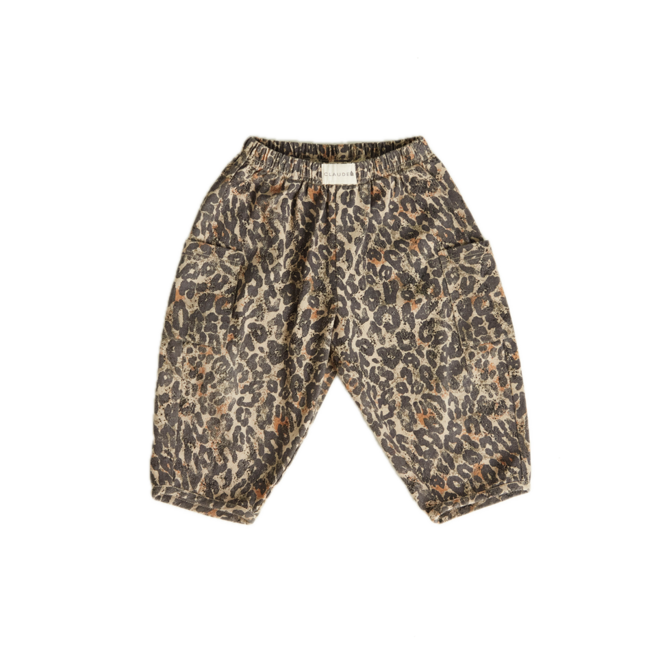 Emerson Leopard Trouser – Oversized Hose mit Leoprint – 100% Bio-Baumwolle – Claude & Co